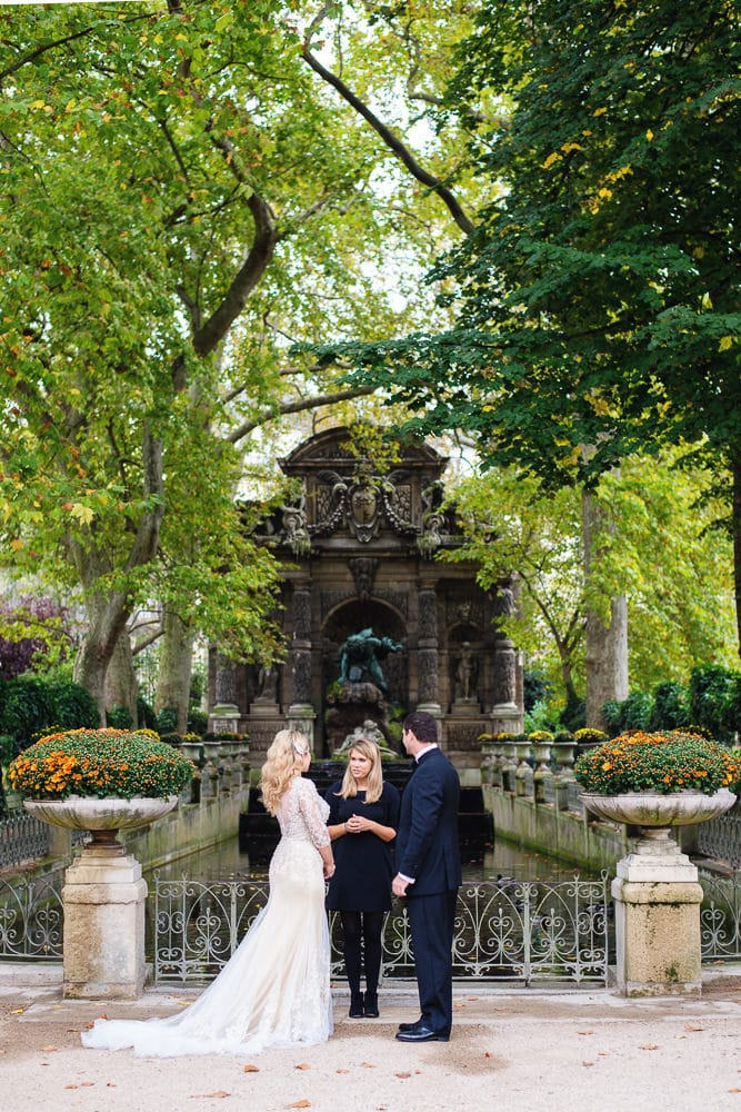 Couple from New York eloping in Paris at the Fontaine des Medicis - Luxembourg Gardens Couple from New York eloping in Paris at the Fontaine des Medicis - Luxembourg Gardens