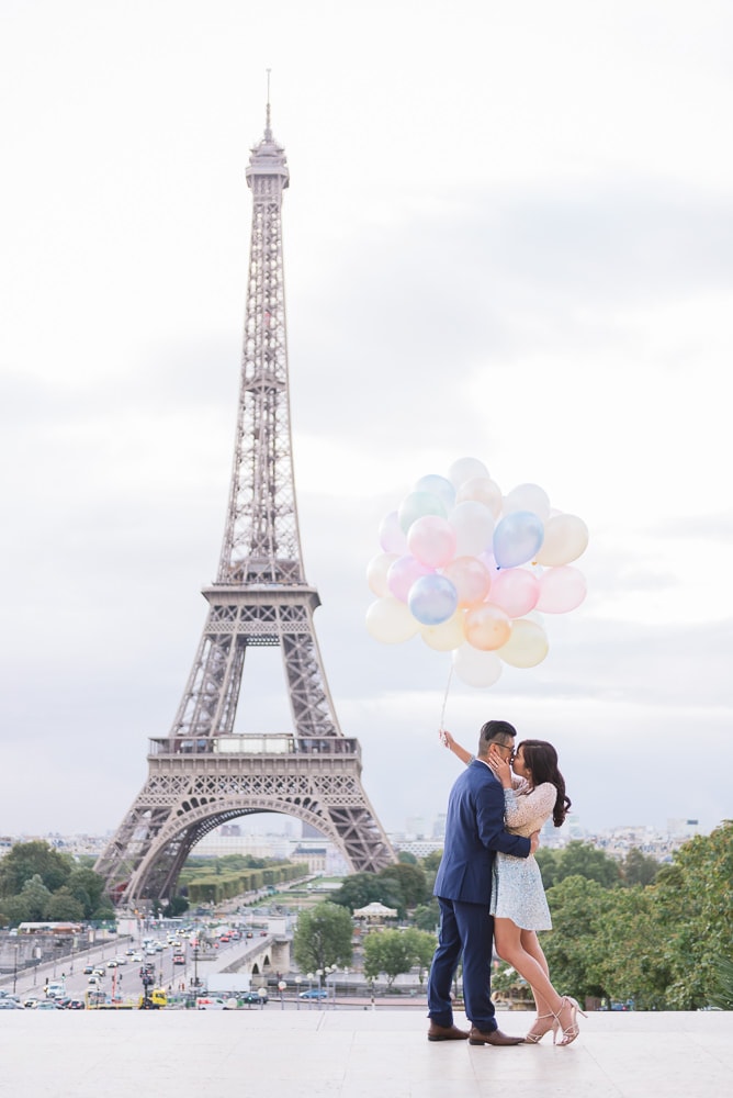 pre wedding paris - Kissing with balloons pre wedding paris - Kissing with balloons