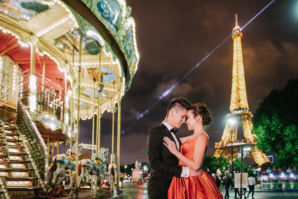 pre wedding photography paris - Super romantic moment at the Eiffel Tower Carousel pre wedding photography paris - Super romantic moment at the Eiffel Tower Carousel