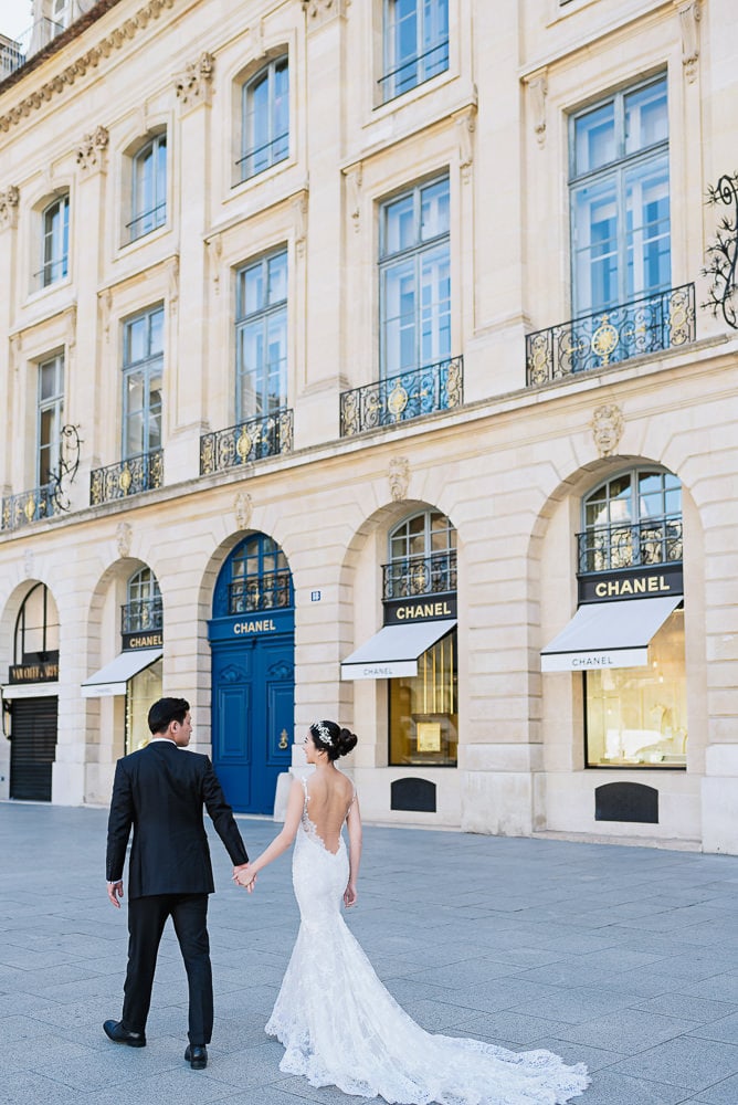 pre wedding pictures poses - bride and groom walking hand in hand in place vendome pre wedding pictures poses - bride and groom walking hand in hand in place vendome