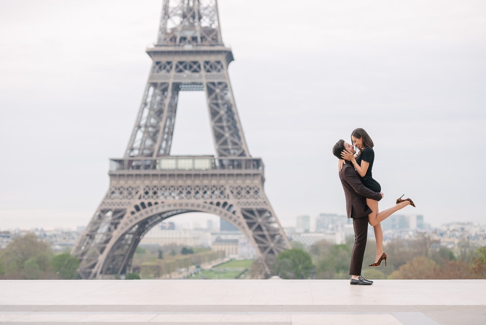 Couple photoshoot ideas - Your guide to brilliant couples photos. First example, the mesmerizing lift Couple photoshoot ideas - Your guide to brilliant couples photos. First example, the mesmerizing lift
