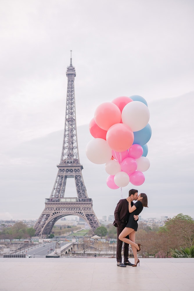 Crazy couples pictures - Young couple kissing underneath huge and colorful balloons in Paris Crazy couples pictures - Young couple kissing underneath huge and colorful balloons in Paris