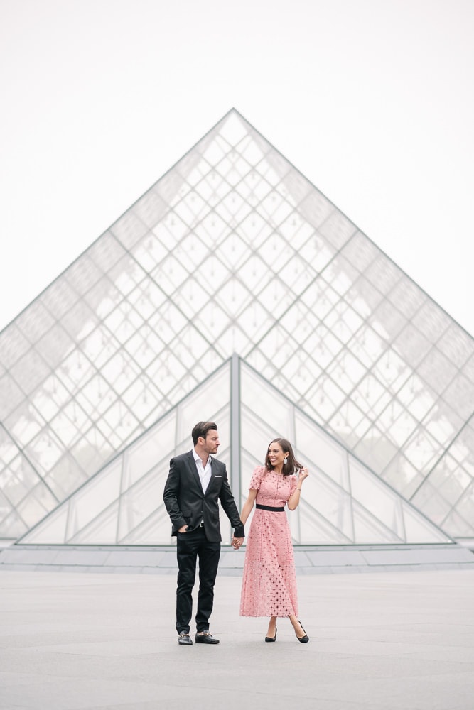 Posing ideas for couples - holding hands facing the camera and looking at each other Posing ideas for couples - holding hands facing the camera and looking at each other
