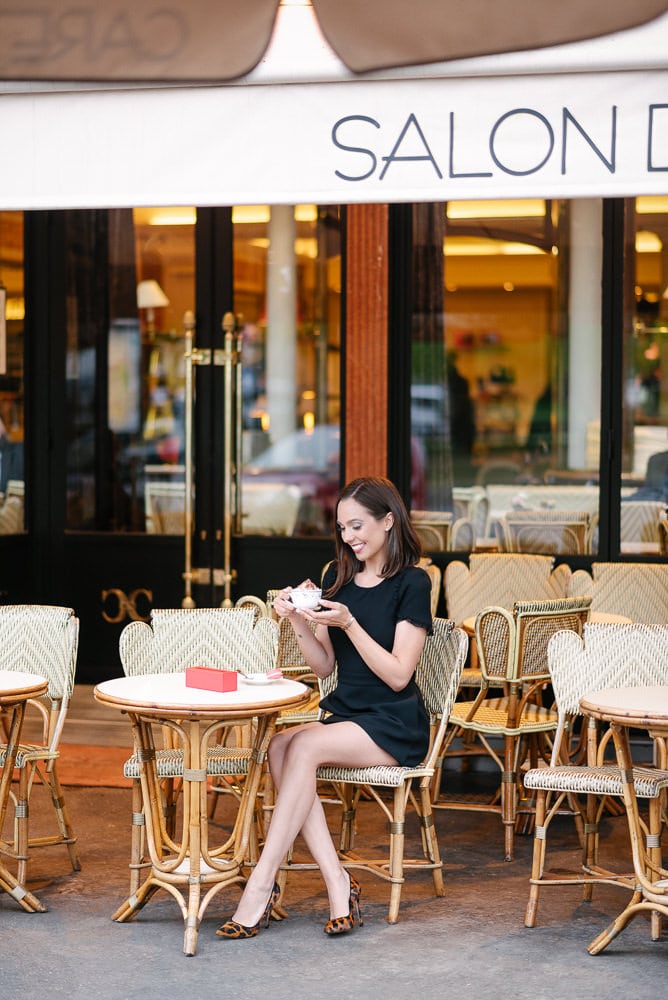 Posing ideas for portraits - Beautiful girl sitting outside café Carette with cappuccino in her hands and smiling Posing ideas for portraits - Beautiful girl sitting outside café Carette with cappuccino in her hands and smiling