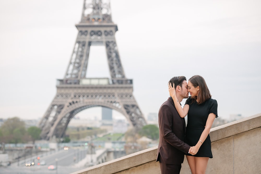 couples portrait ideas - girl wrapping her right hand around her fiancés right cheek couples portrait ideas - girl wrapping her right hand around her fiancés right cheek