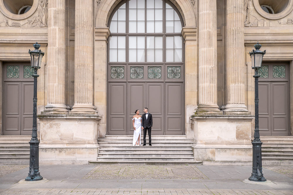 Louvre photo shoot elopement day by Pierre