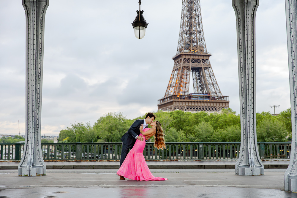 Bir-Hakeim-proposal-with-The-Paris-Photographer-Lena2